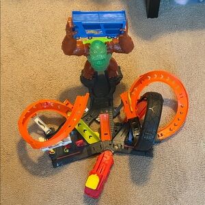 Hot Wheels Toxic Gorilla Slam Gas Station & Tire Repair Shop Playset